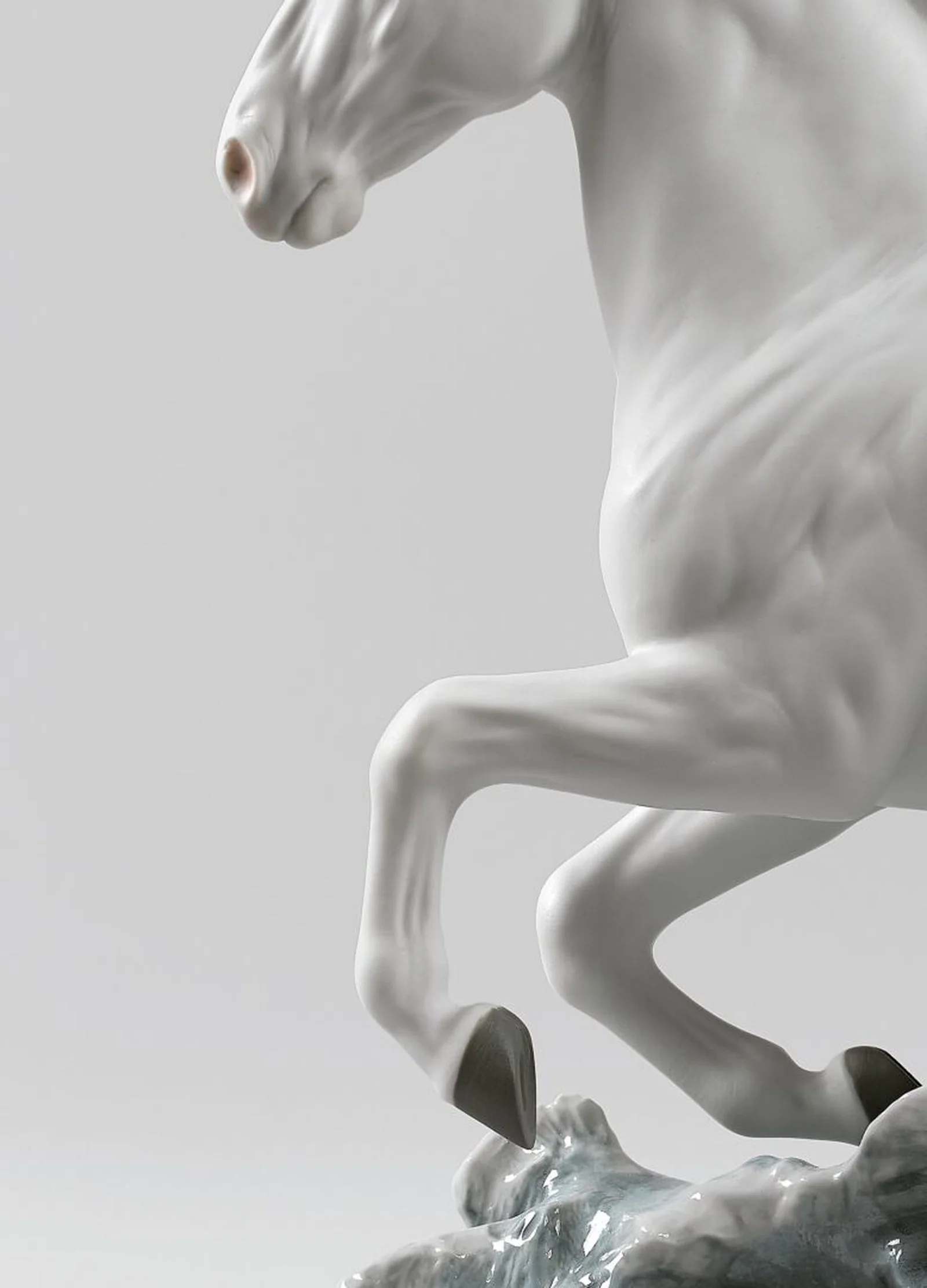 Lladro Riding her horse on the seashore Horse & Woman Figurine - Image 3