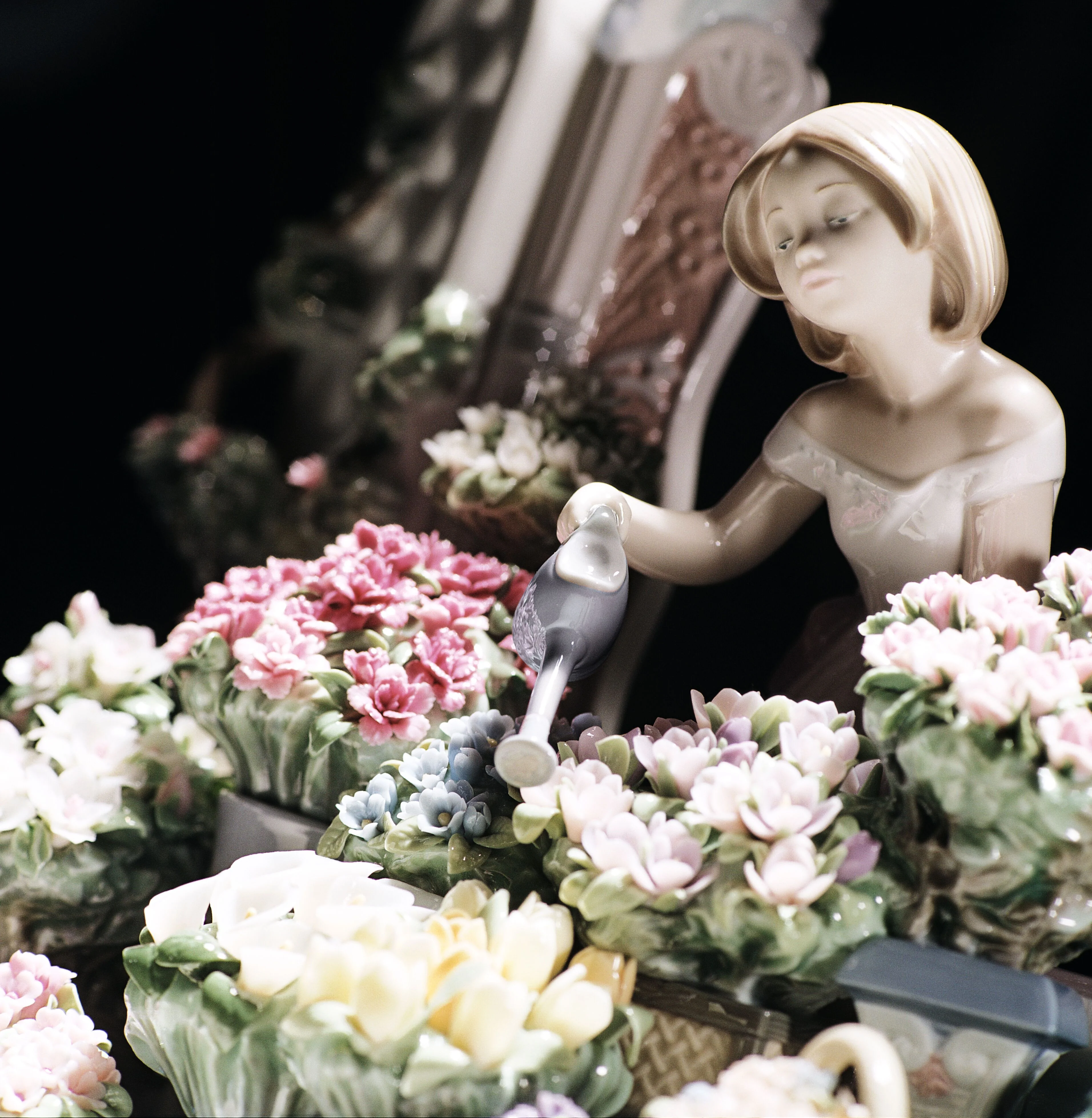 Lladro Romantic Feelings Woman Sculpture - Image 3