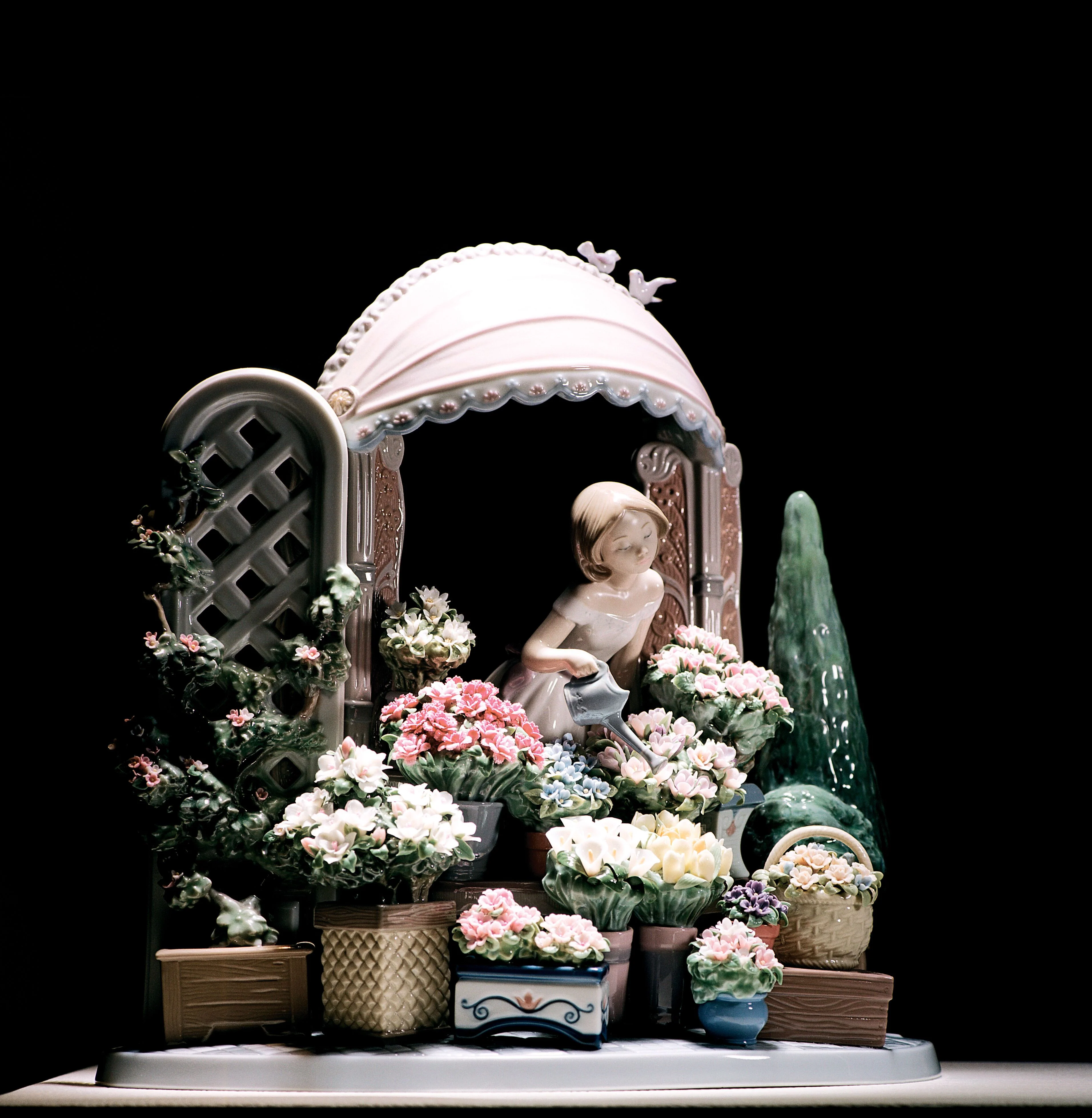 Lladro Romantic Feelings Woman Sculpture - Image 4