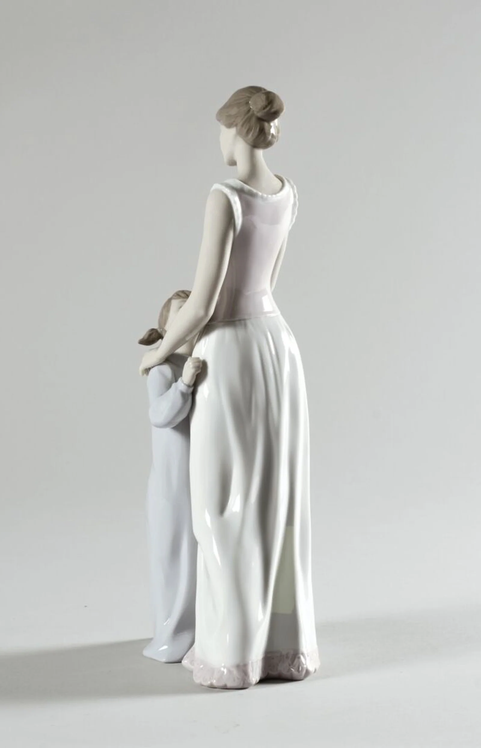 Lladro Someone to Look up to Mother Figurine - Image 3