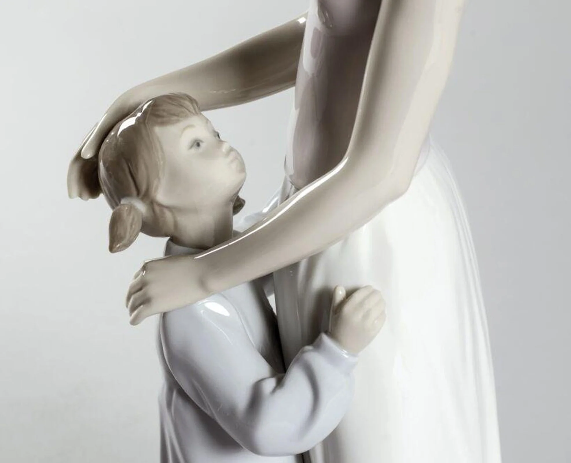 Lladro Someone to Look up to Mother Figurine - Image 4