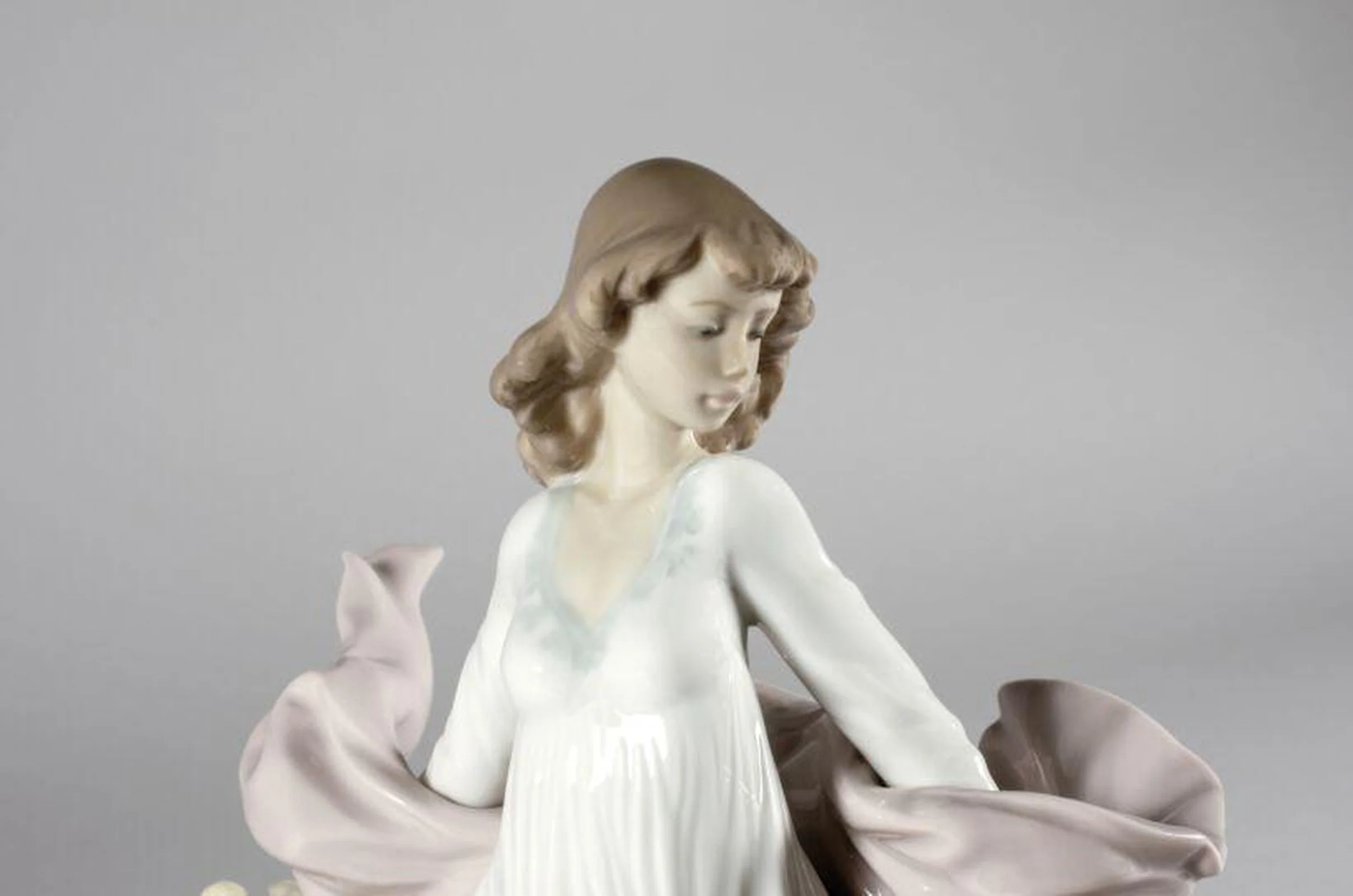 Lladro Spring Splendor Woman Figurine - Image 4
