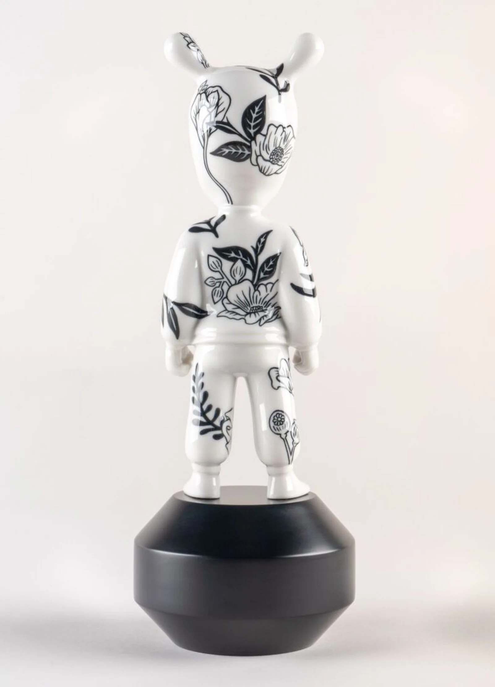 Lladro The Guest Figurine - Image 19