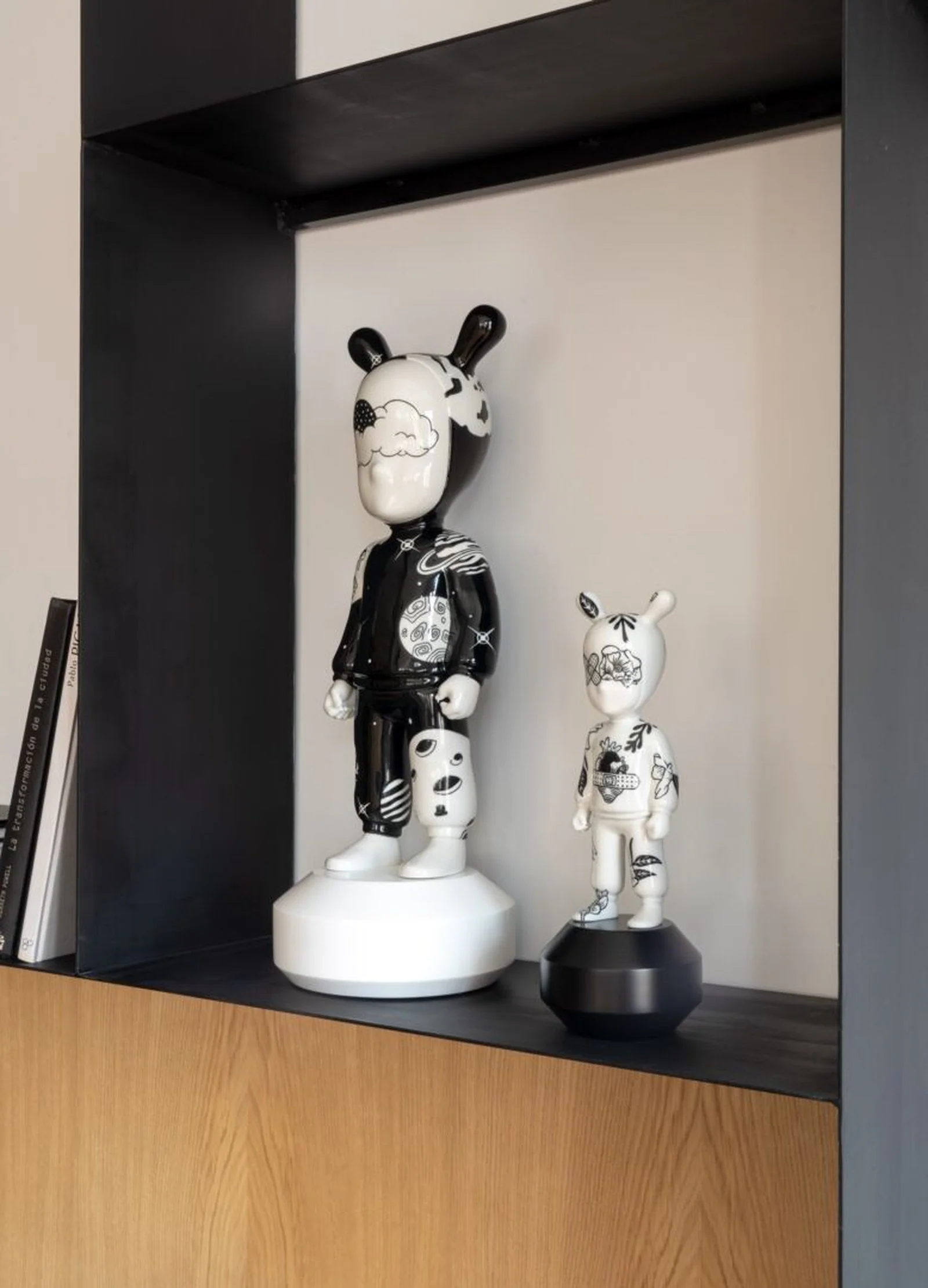 Lladro The Guest Figurine - Image 23