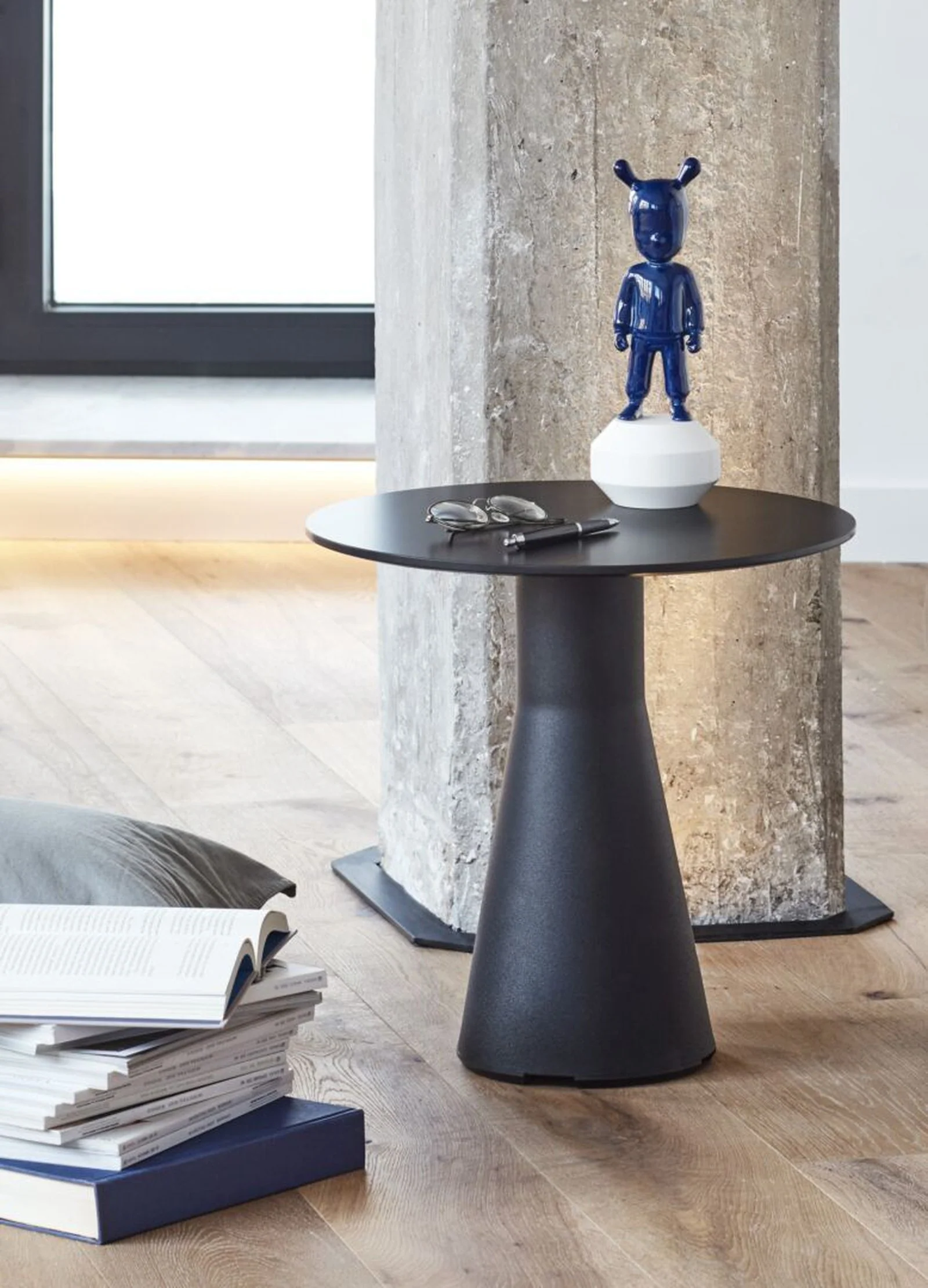 Lladro The Guest Figurine - Image 3