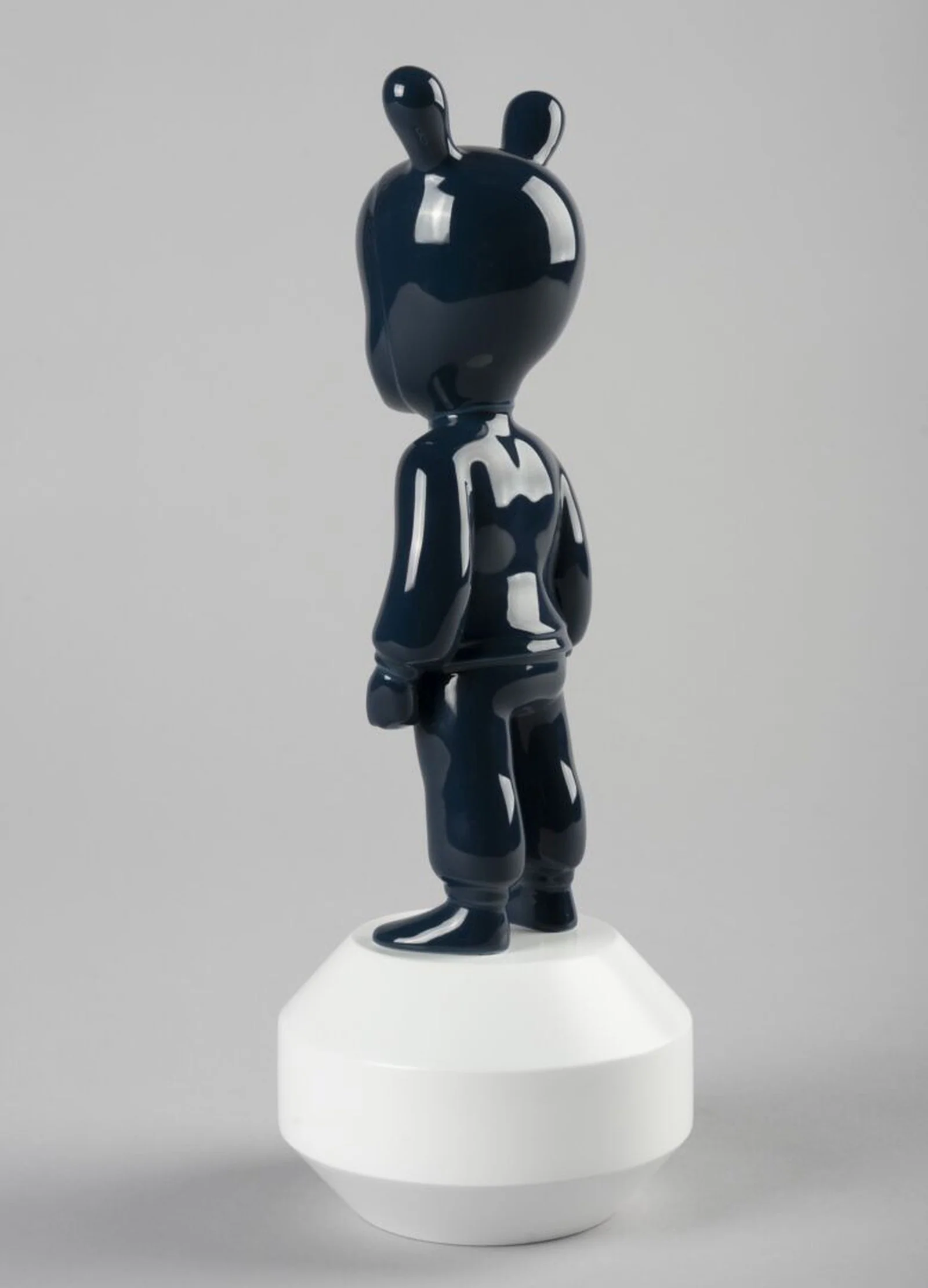 Lladro The Guest Figurine - Image 5