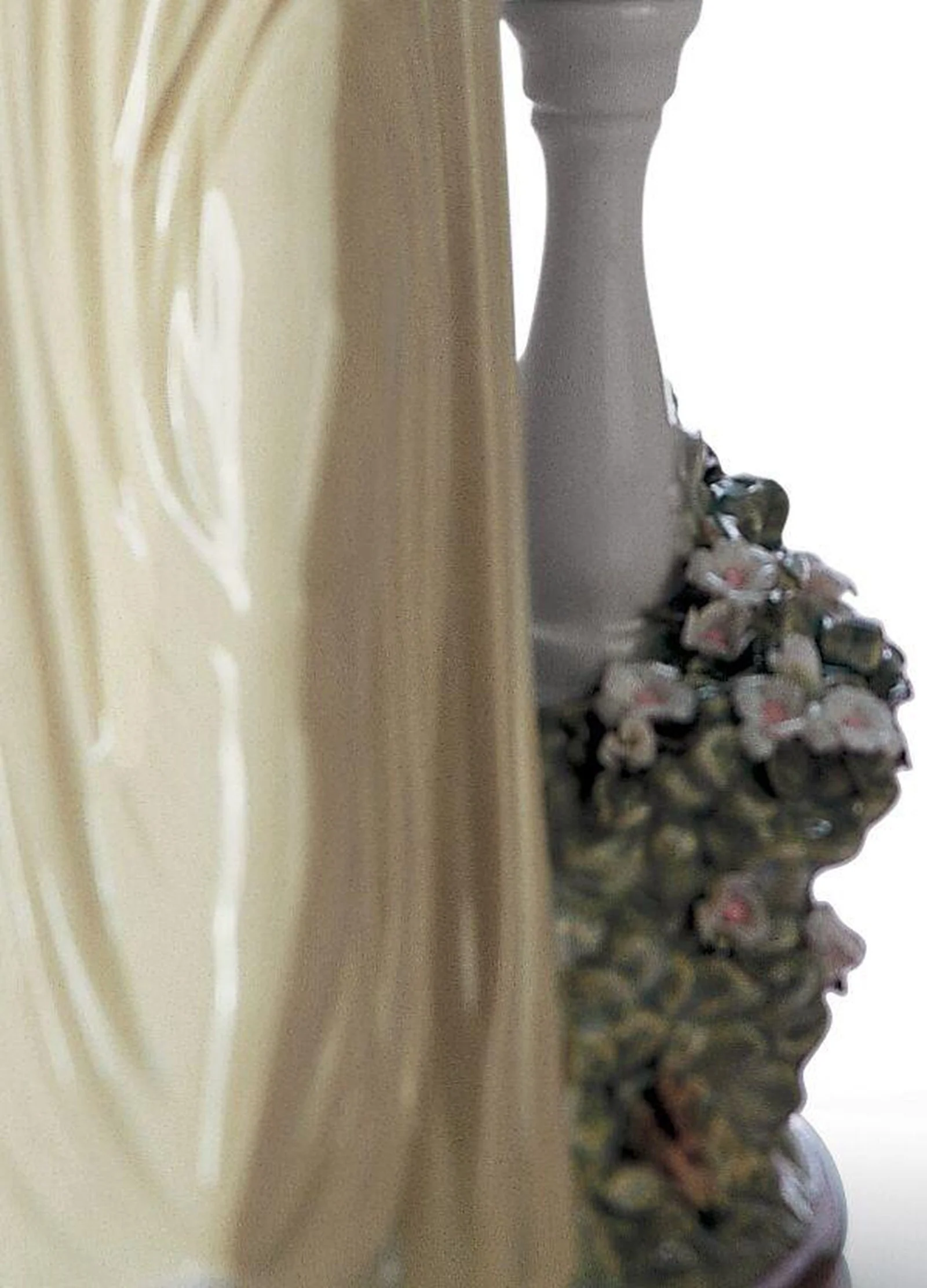 Lladro Time for Reflection Woman Figurine - Image 5