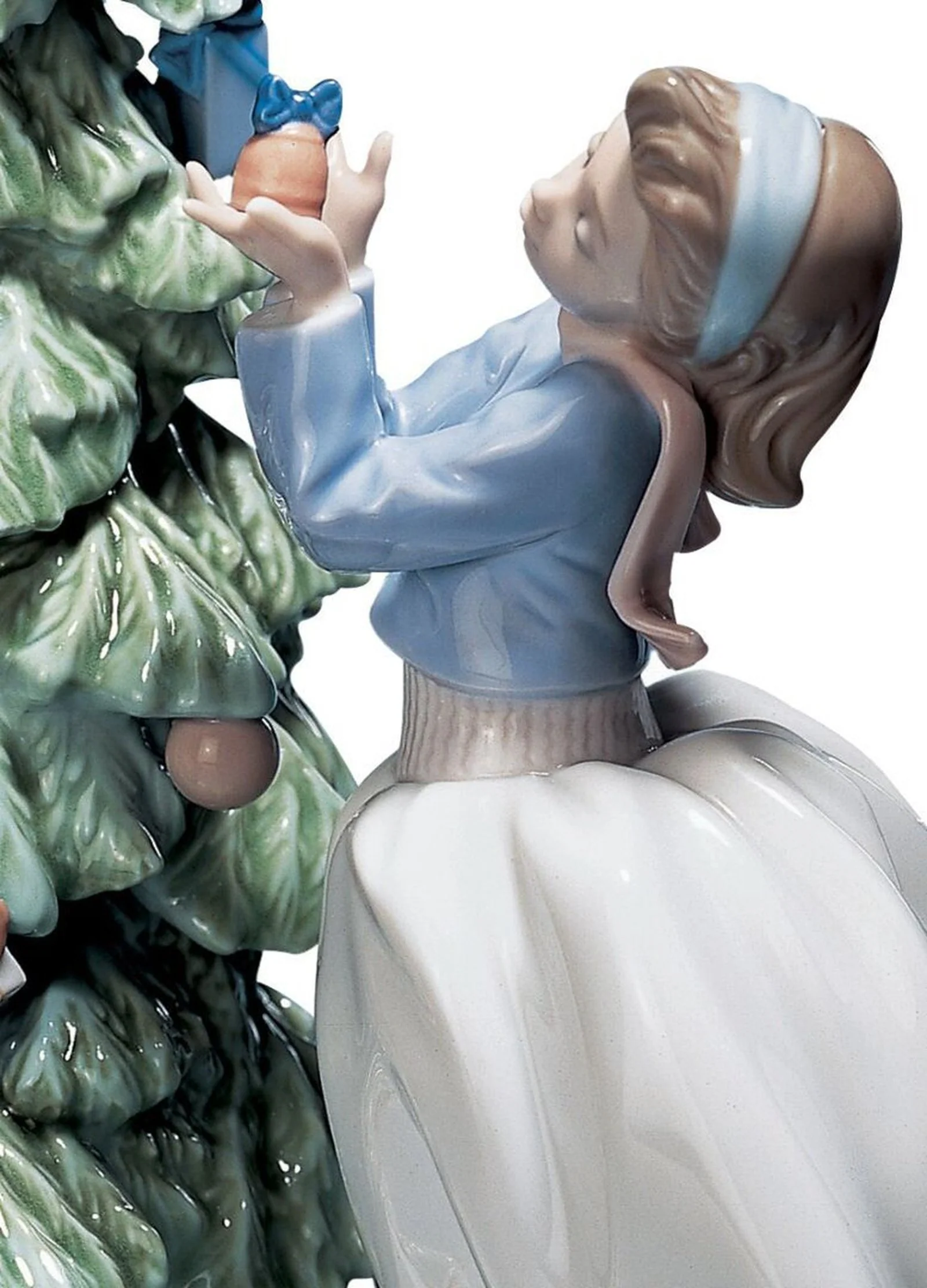 Lladro Trimming The Tree Figurine - Image 2