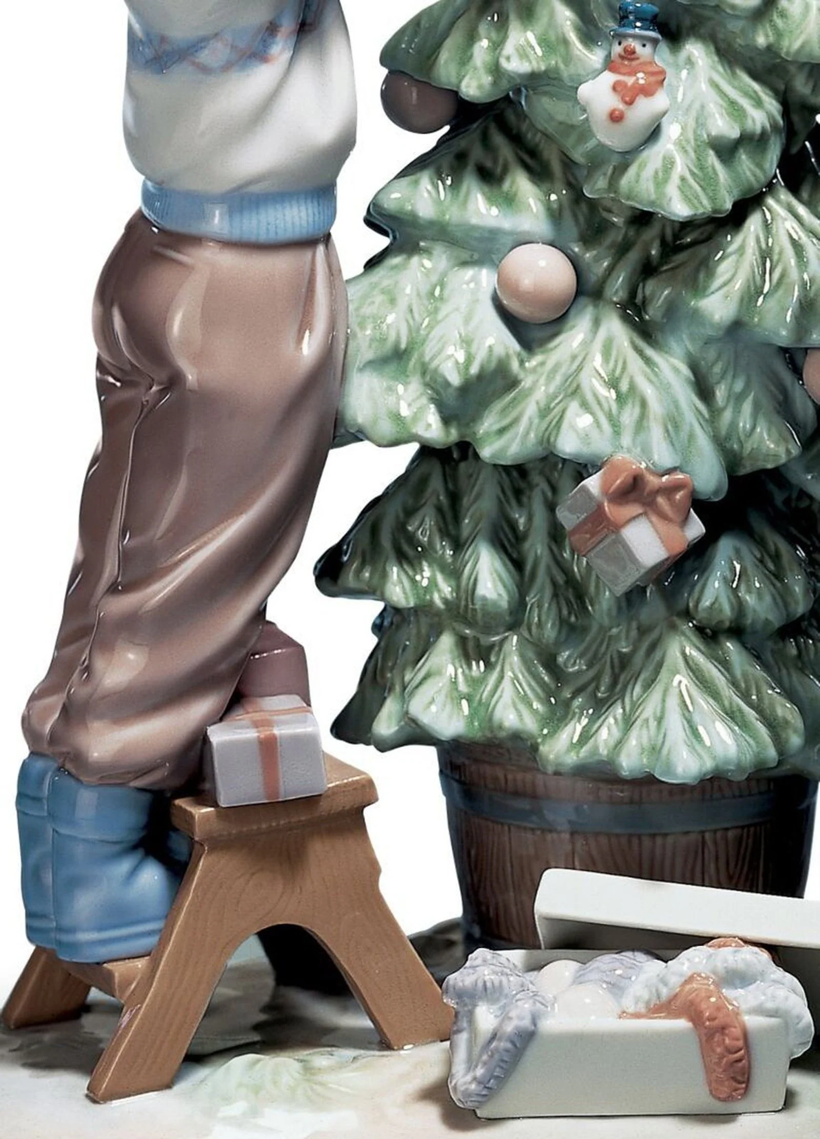 Lladro Trimming The Tree Figurine - Image 4
