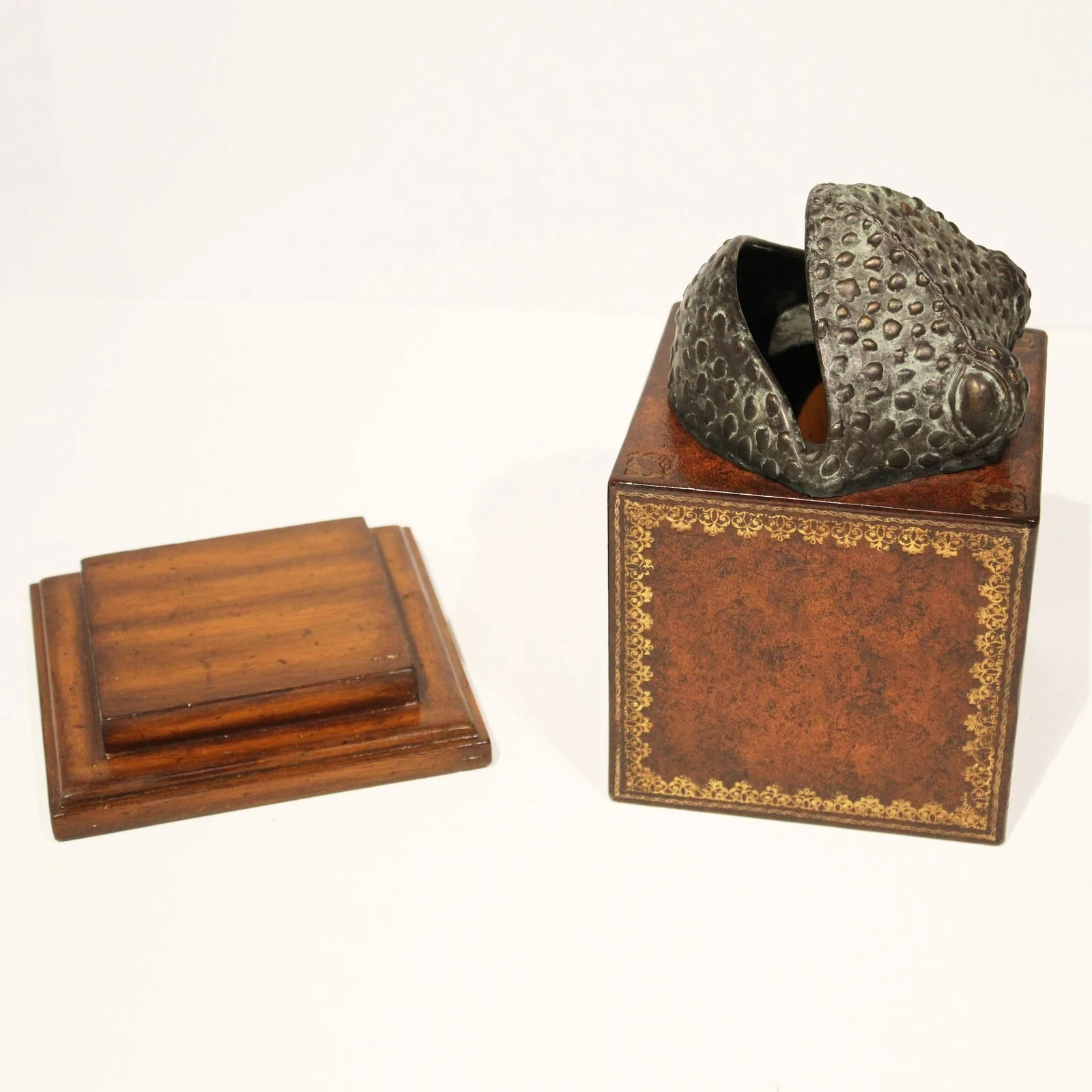 Maitland Smith Frog Tissue Holder - Image 2