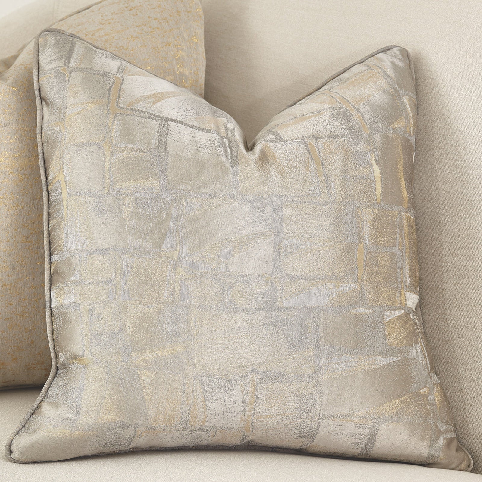 Michael Amini La Rachelle Sofa - Image 16