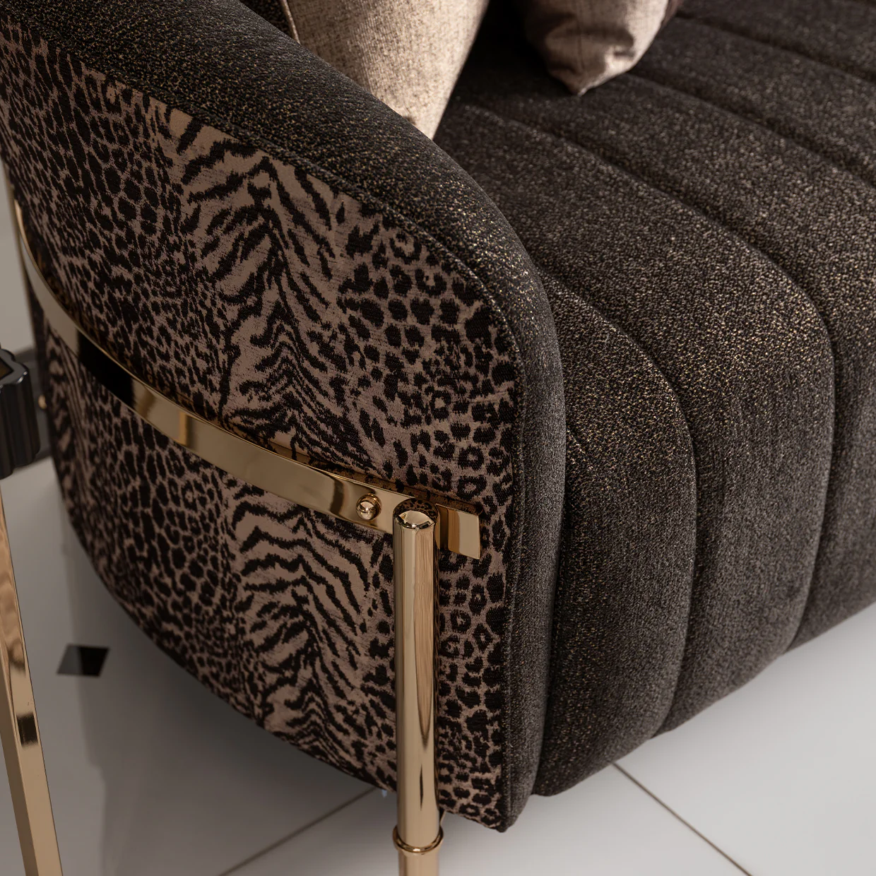Michael Amini Lisbon Loveseat - Onyx/Gold - Image 3