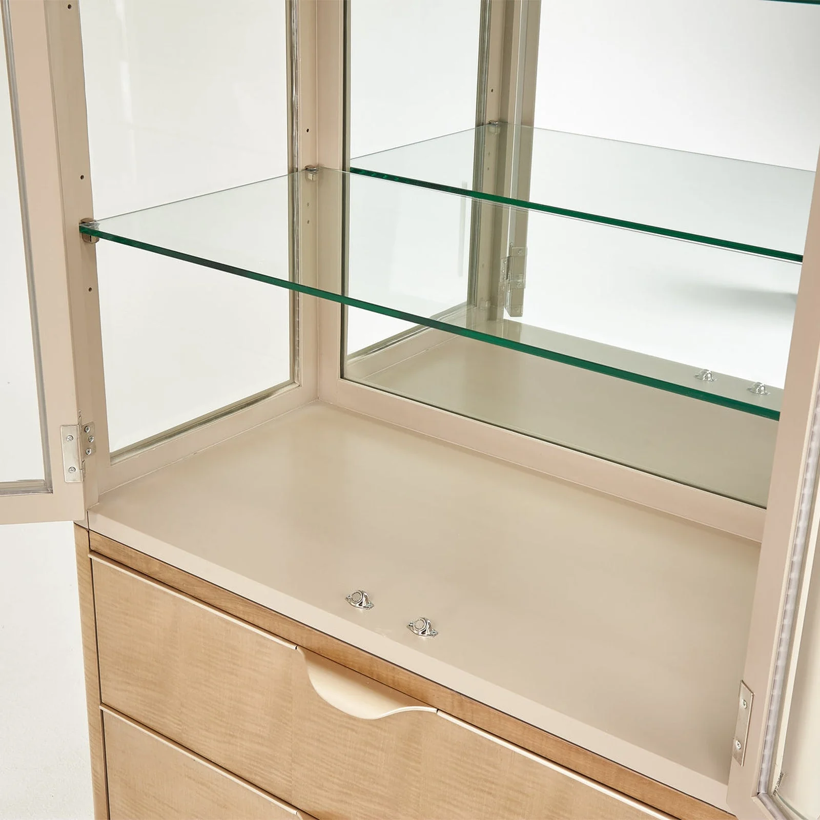 Michael Amini Malibu Crest Display Cabinet - Image 8