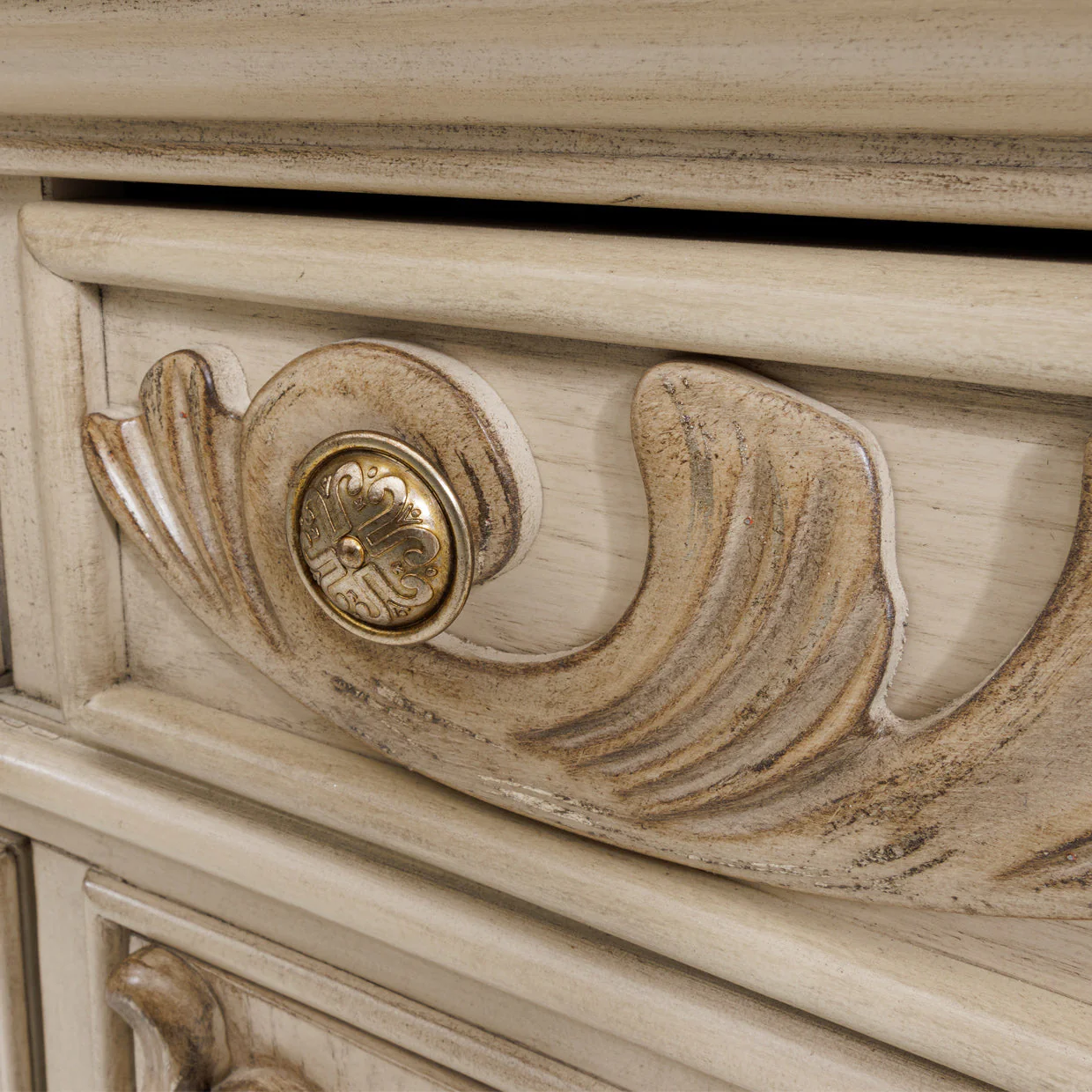Michael Amini Platine De Royale Champagne Sideboard - Image 15