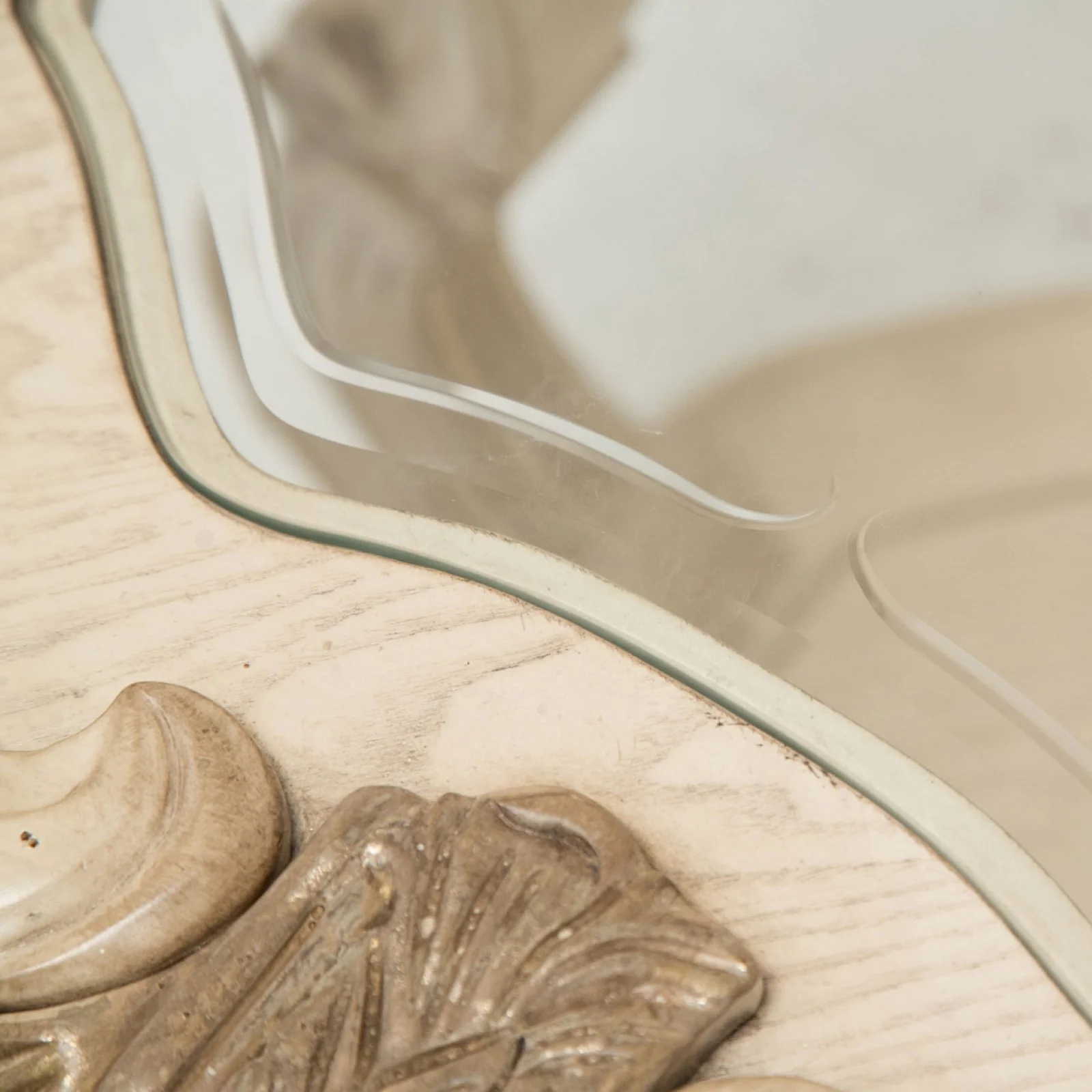 Michael Amini Platine de Royale End Table - Champagne - Image 3
