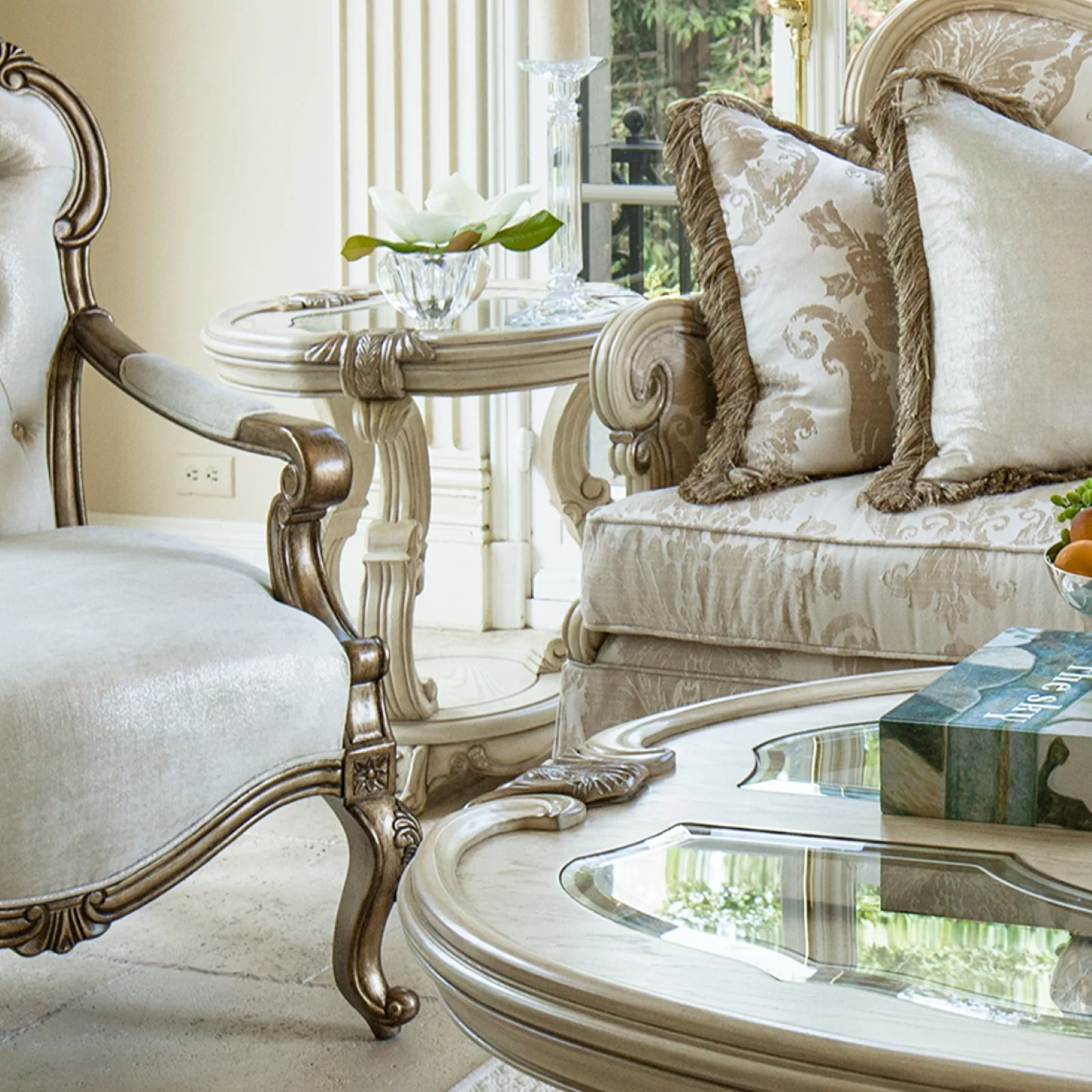 Michael Amini Platine de Royale End Table - Champagne - Image 5