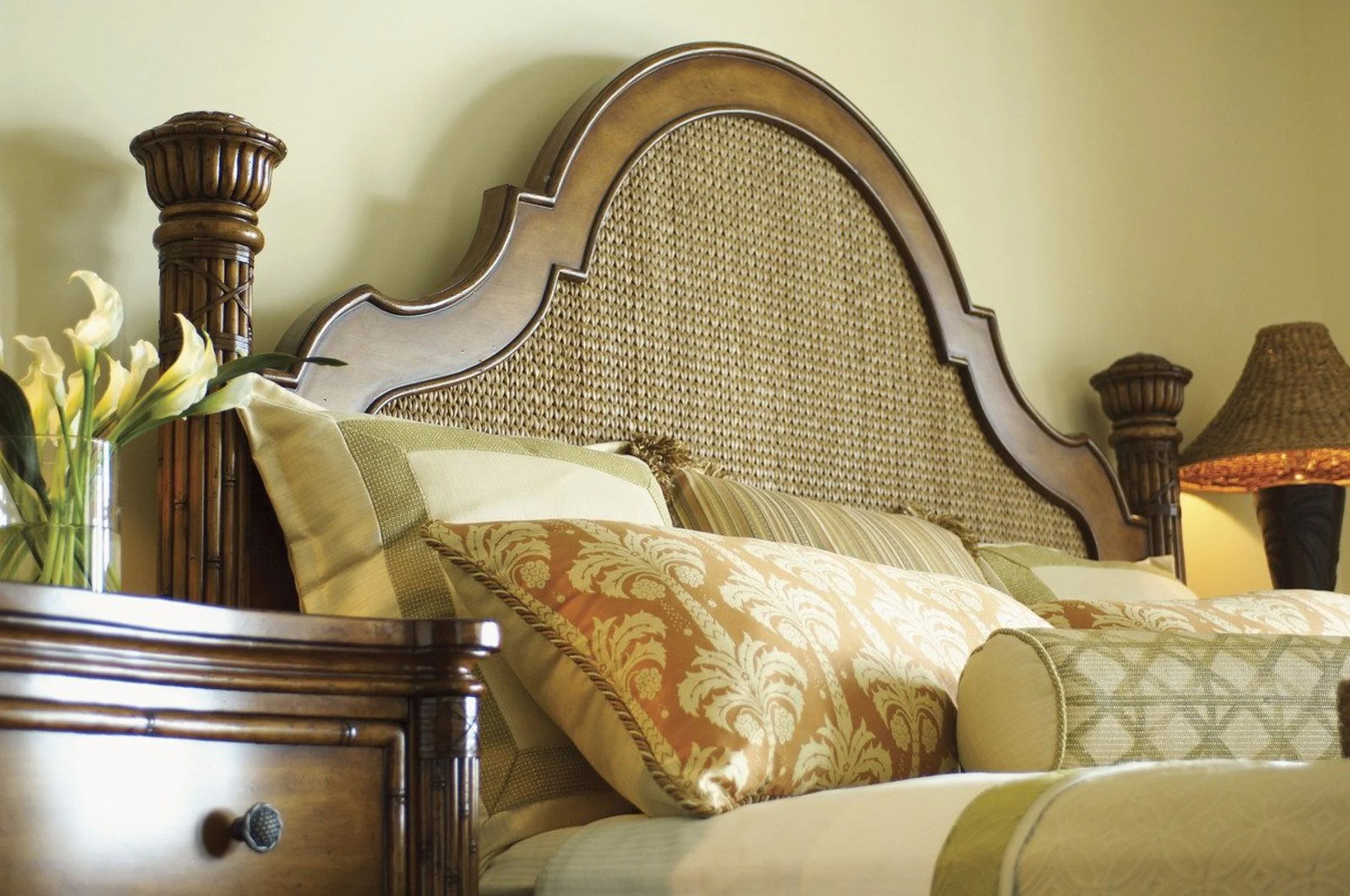 Tommy Bahama Home Island Estate Round Hill Bed - Image 4