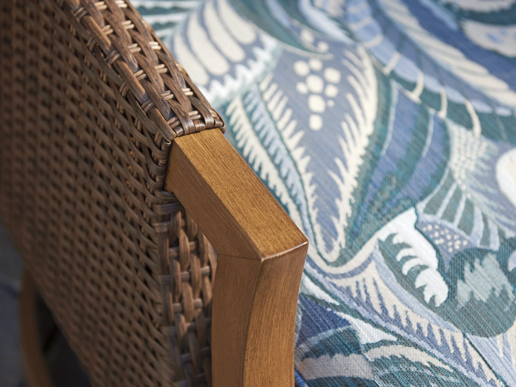Tommy Bahama Outdoor Harbor Isle Swivel Rocker Lounge Chair - Image 4